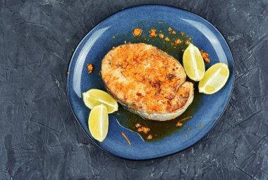 Kızarmış somon ya da portakal ve limon soslu alabalık bifteği. Üst görünüm.
