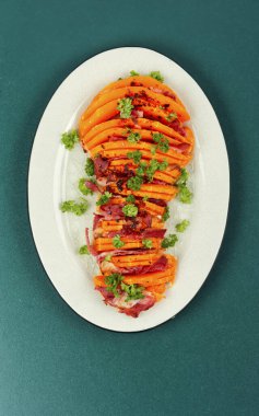 Lezzetli fırında tereyağlı kabak. Pastırmayla doldurulmuş tereyağlı kabak.