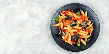 Siyah tabakta midyeli makarna. Deniz mahsullü Akdeniz makarnası. Kopyalama alanı olan üst görünüm.