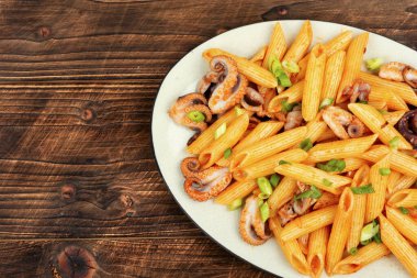 Ahtapotlu makarna ya da makarna. Eski ahşap masa üzerinde deniz mahsullü makarna. Metin için boşluk.