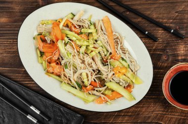 Ahşap bir kırsal masada eno mantar salatası ve sebze tabağı. Ulusal Çin yemeği.