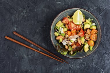 Kalamar, karides, istiridye ve taze sebzeli salata. Boşluğu kopyala.