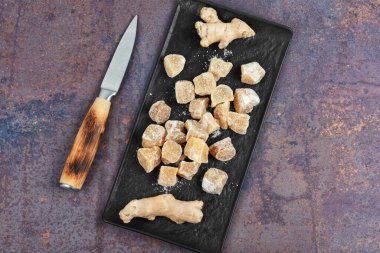 Zencefilli şeker ve taze zencefil. Şekerli zencefilli tatlı.