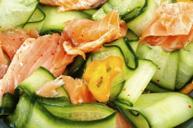 Füme somon filetosu ve taze salatalık ile taze bahar salatası. Kapat..