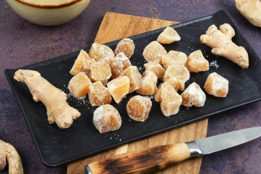 Kurutulmuş zencefil parçaları ve taze rizom kökü, şekerli zencefilli tatlı..