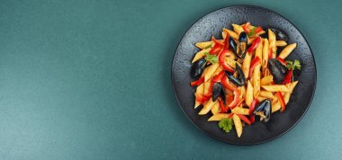 Kabuklu midyeli makarna ya da makarna, klas siyah tabakta istiridye. Fotokopi alanı olan düz bir yer. Metin için boşluk