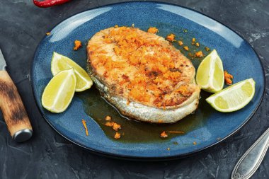 Portakal soslu ızgara alabalık bifteği. Kızarmış balık..