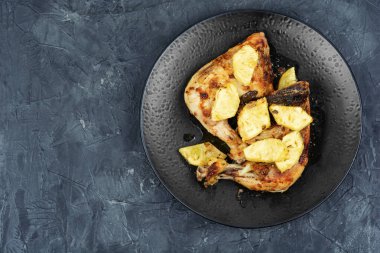 Ananas parçalarıyla kızartılmış tavuk bacağı. Izgara tavuk eti. Boşluğu kopyala.