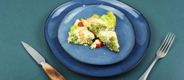 Brokoli, karides ve domatesli lezzetli omlet. Sağlıklı diyet yemekleri.