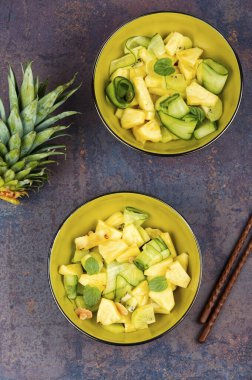 Salatalıklı Asya ananas salatası. Vejetaryen ananas salatası, temiz diyet yemekleri. Düz yatıyordu.