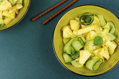 Ananas, fındık ve salatalıklı doğal vejetaryen salatası. Boşluğu kopyala.