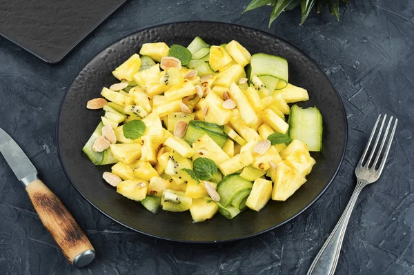 Ananas, salatalık ve fındıklı iştah açıcı salata. Sağlıklı beslenme