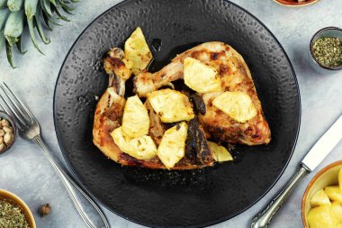 Ananas parçalarıyla kızartılmış tavuk bacağı. Izgara tavuk, ızgara tavuk bacağı. Düz yatıyordu. Üst görünüm.