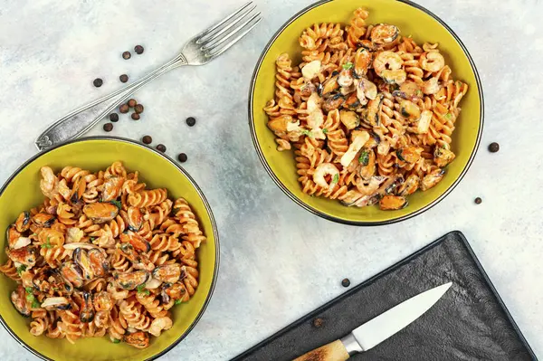 Pasta Mit Meeresfrüchten Pasta Mit Muscheln Und Cremiger Knoblauchsauce Italienische — Stockfoto