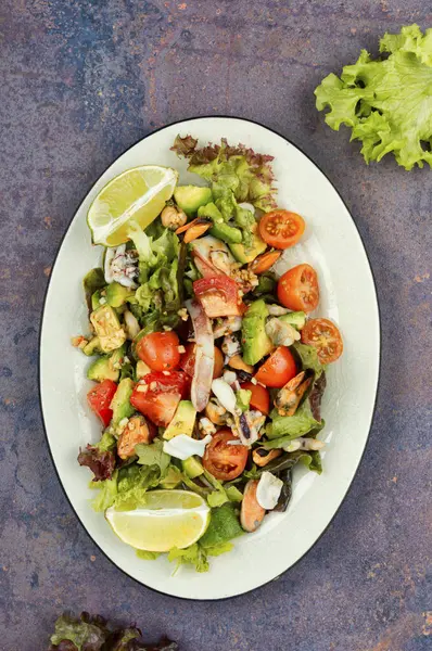 Tasty Salad Fresh Vegetables Seafood Fresh Green Lettuce Healthy Food — Stock Photo, Image