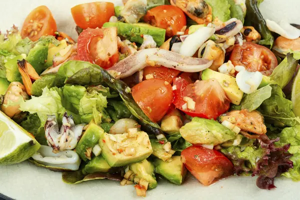 Délicieuse Salade Avec Légumes Frais Fruits Mer Dans Une Assiette — Photo