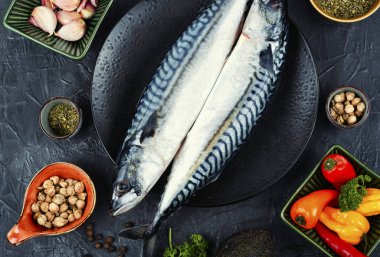 Çiğ, taze uskumrular, baharatlar ve yemek malzemeleri. Çiğ balık, deniz ürünleri konsepti..