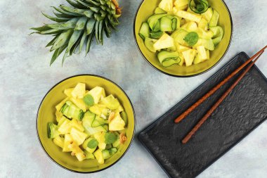 Ananaslı, fındıklı ve salatalıklı egzotik Asya salatası. Kilo verme konsepti.