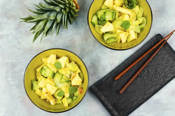 Ananaslı, fındıklı ve salatalıklı egzotik Asya salatası. Kilo verme konsepti.