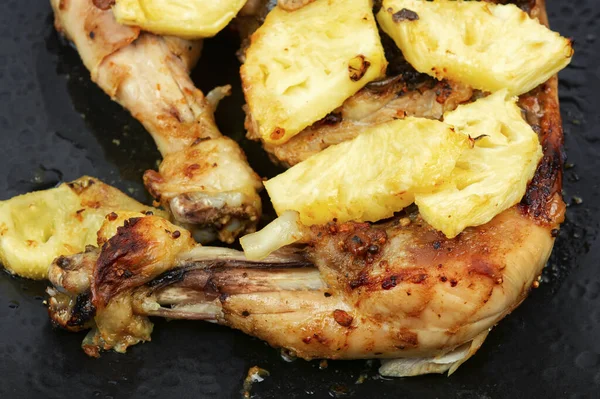 Geroosterde Kwartjes Kippenpoten Met Ananas Plakjes Gebakken Kippenvlees Sluiten — Stockfoto