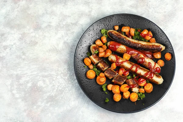 Tabağında kızarmış havuçla ızgara hindi sosisi. BBQ rostosu Bratwurst et sosisi. Boşluğu kopyala.