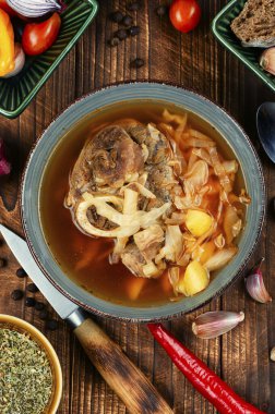 Masada et olan lezzetli bir çorba. Eski ahşap masada geleneksel Rus çorbası. Ukrayna mutfağı.