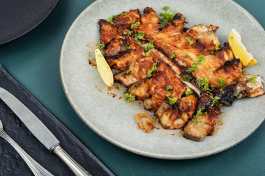 Fırınlanmış uskumru ya da soya soslu scomber balığı. Kızarmış balık filetosu..