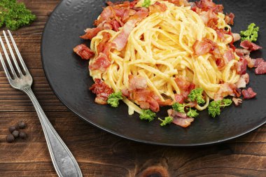 Pastırmalı makarna ya da makarna ve parmesan peynirli ve ahşap kaplama..