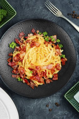 Carbonara soslu makarna, pastırma, parmesan ve yumurta. Üst görünüm.