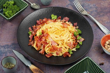 Kızarmış pastırmalı makarna, makarna. Keto diyeti.