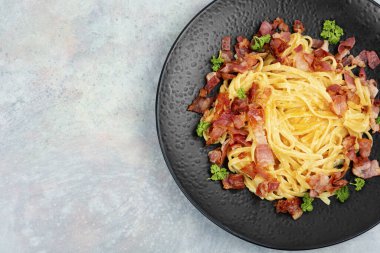 Kızarmış pastırmalı ev yapımı makarna, makarna. Metin için boşluk.