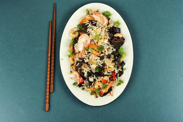 Chinesisches Essen Gebratener Reis Mit Garnelen Und Pilzen Asiatische Küche — Stockfoto