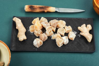 Tatlı ve baharatlı zencefil, şekerli zencefilli tatlı.