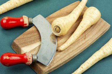 Mutfak masasında çiğ yaban havucu kökü. Kök sebze.