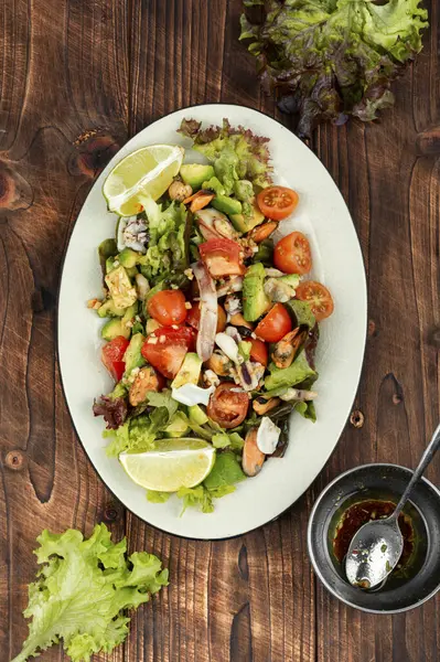 有新鲜蔬菜 海鲜和新鲜绿色生菜的美味沙拉 放在盘子里 顶部视图 — 图库照片