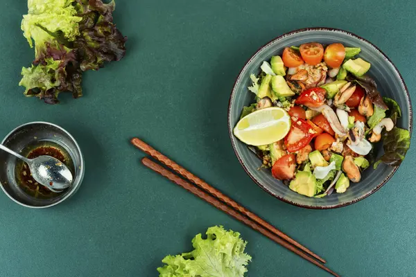 Bland Salat Med Sjømat Reker Kamskjell Blekksprut Blekksprut Ferske Grønnsaker – stockfoto