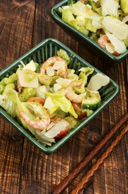 Karidesli Asya salatası, karides avokado, domates ve yumurta..