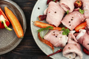 Taze, pişmemiş domuz eti ruloları. Çiğ et. Domuz filetosu.