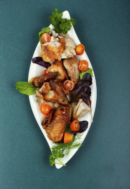 Bir tabakta dilimlenmiş ızgara tavuk..