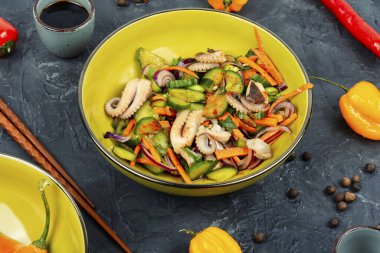 Kalamar, salatalık, soğan ve ahtapot salatası. Deniz mahsullü Kore mutfağı.