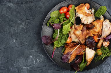 Kızarmış tavuk parçaları ve salata. Kopyalama alanı olan düz.