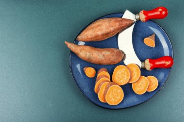 Pişmemiş tatlı patates ya da yarasa. Beslenme yemeği. Metnin için boş yer.