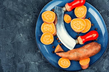 Çiğ patates ya da yarasa. Yer elması, beton mutfak masasında. Beslenme yemeği. Metin için boşluk.