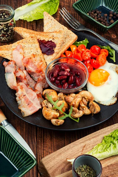 Английский Завтрак Яичница Бекон Овощи Бобы Тосты Тарелке — стоковое фото