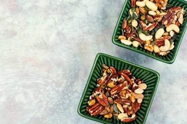 Seramik bir masada fındık karışımı. Sağlıklı beslenme. Boşluğu kopyala.