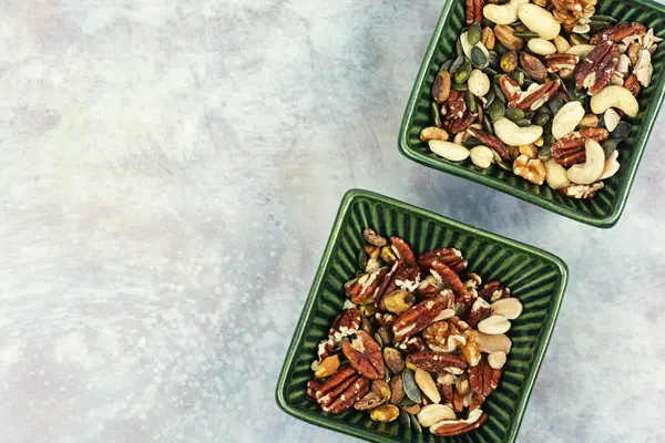 Seramik bir masada fındık karışımı. Sağlıklı beslenme. Boşluğu kopyala.