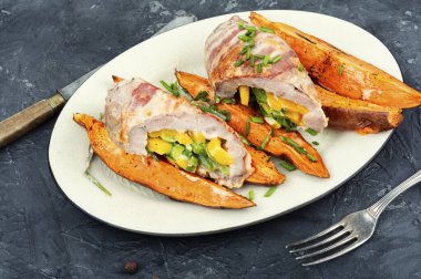 Sebzelerle doldurulmuş köfte ve fırında patates. Öğle yemeği için diyet menüsü