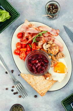 Kızarmış pastırma ve yumurta, tost, fasulye ve sebze. Amerikan Kahvaltısı.