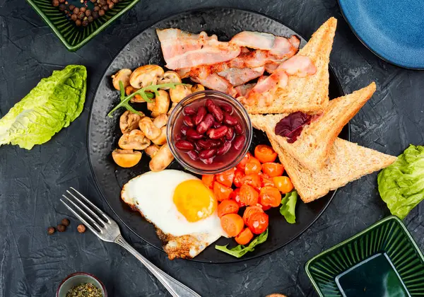 Жареный Бекон Яйца Тосты Бобы Овощи Традиционный Английский Завтрак — стоковое фото