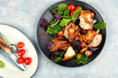 Bir tabakta dilimlenmiş ızgara tavuk. Et kümes hayvanları.